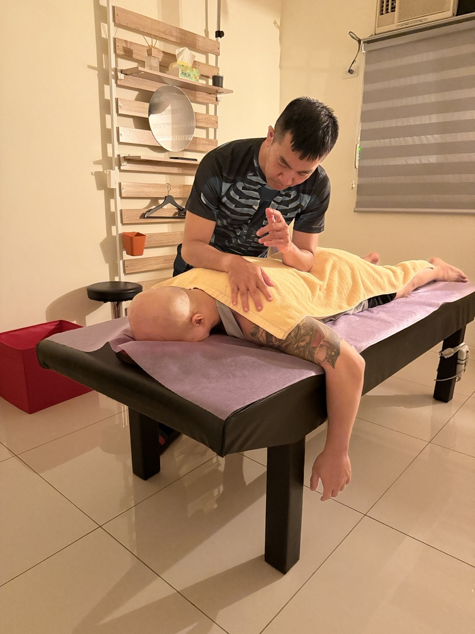 肌肌叫專業按摩師 哆 - 筋膜刀放鬆技術展示